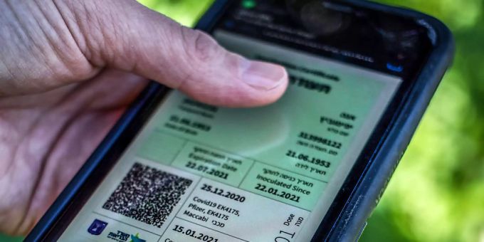 ARCHIV - Auf einem Smartphone ist der sogenannte «Grüne Pass» zu sehen. Angesichts wieder steigender Corona-Infektionszahlen in Israel soll der Pass wieder eingeführt werden. Das israelische Corona-Kabinett beschloss am Donnerstag neue Vorschriften, die noch von der Regierung gebilligt werden müssen. Foto: Ilia Yefimovich/dpa ARCHIV - Auf einem Smartphone ist der sogenannte «Grüne Pass» zu sehen. Angesichts wieder steigender Corona-Infektionszahlen in Israel soll der Pass wieder eingeführt werden. Das israelische Corona-Kabinett beschloss am Donnerstag neue Vorschriften, die noch von der Regierung gebilligt werden müssen. Foto: Ilia Yefimovich/dpa