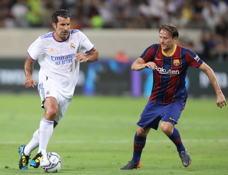 Luis Figo im Duell mit Gaizka Mendieta.