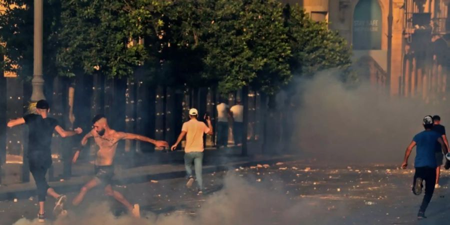 Demonstranten in Beirut treten gegen Tränengasgranate