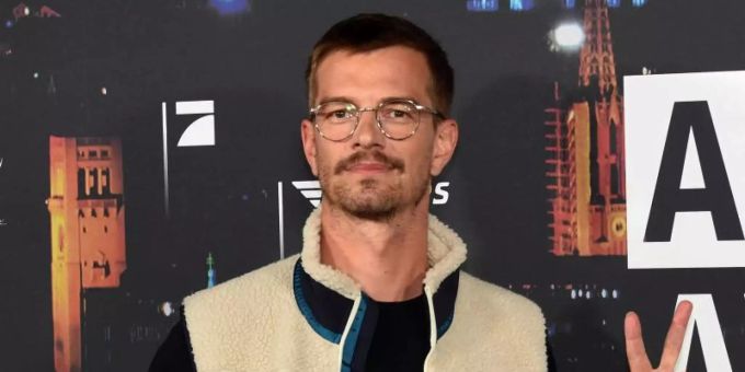 Der TV-Entertainer Joko Winterscheidt fordert Kolleginnen und Kollegen aus der Show-Branche heraus. Foto: Felix Hörhager/dpa Der TV-Entertainer Joko Winterscheidt fordert Kolleginnen und Kollegen aus der Show-Branche heraus. Foto: Felix Hörhager/dpa