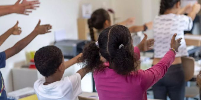 Schülerinnen und Schüler im Bundesasylzentrum in Basel. Mit einer Motion will die SVP, dass sich Asylsuchende nur noch im Ausland aufhalten, bis ihr Gesuch bearbeitet wird. Bundesasylzentrum SVP