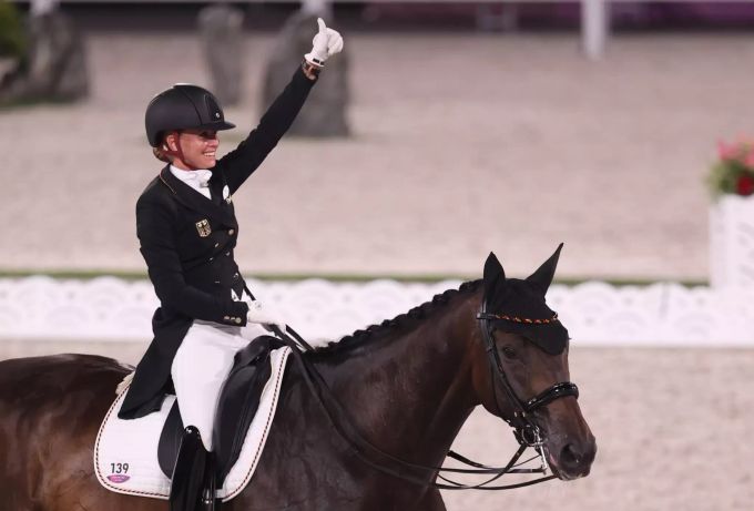 Jessica von Bredow-Werndl freut sich mit Pferd Dalera über die Gold-Medaille im Dressurreiten. Dressurreiten