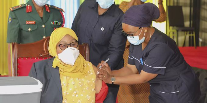 Samia Suluhu Hassan lässt sich impfen. Tansania Corona