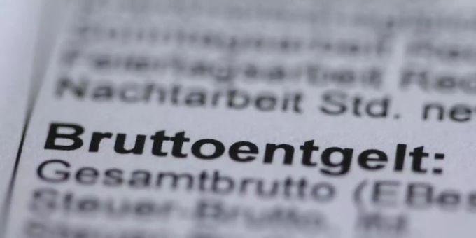 Nach Angaben des Statistischen Bundesamtes lag die bezahlte Wochenarbeitszeit von Vollzeitbeschäftigten im 1. Quartal dieses Jahres um drei Prozent unter dem Niveau des Vorjahresquartals. Foto: Jens Büttner/dpa-Zentralbild/ZB Nach Angaben des Statistischen Bundesamtes lag die bezahlte Wochenarbeitszeit von Vollzeitbeschäftigten im 1. Quartal dieses Jahres um drei Prozent unter dem Niveau des Vorjahresquartals. Foto: Jens Büttner/dpa-Zentralbild/ZB