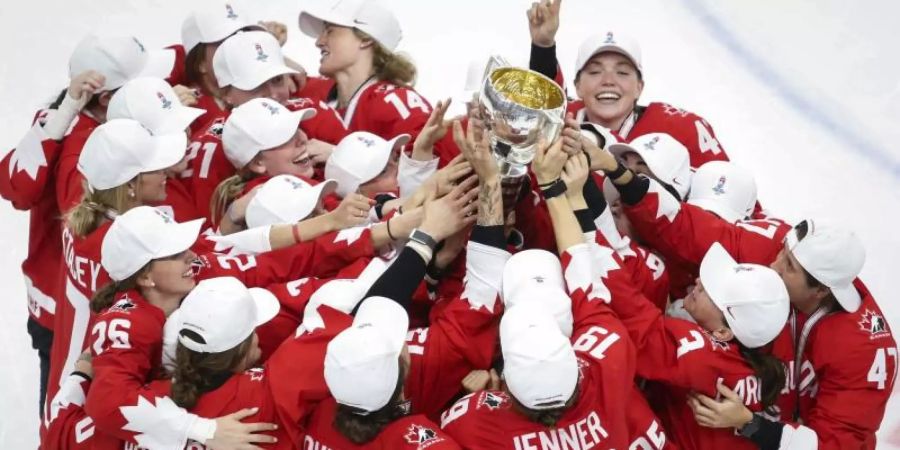 Kanadas Eishockey-Frauen feiern den WM-Sieg im heimischen Calgary. Foto: Jeff Mcintosh/The Canadian Press/AP/dpa