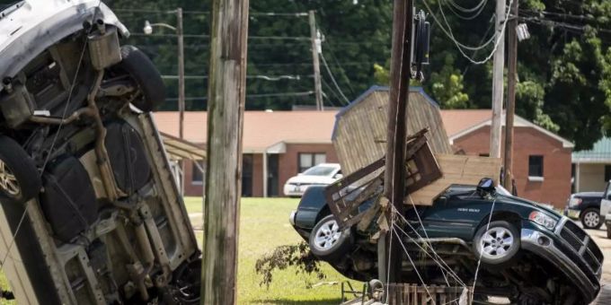 Beschädigte Autos am Strassenrand im Ort Waverly. Nach heftigen Überschwemmungen haben Behörden im US-Bundesstaat Tennessee die Opferzahl nach oben korrigiert. Foto: Andrew Nelles/The Tennessean/AP/dpa Beschädigte Autos am Strassenrand im Ort Waverly. Nach heftigen Überschwemmungen haben Behörden im US-Bundesstaat Tennessee die Opferzahl nach oben korrigiert. Foto: Andrew Nelles/The Tennessean/AP/dpa