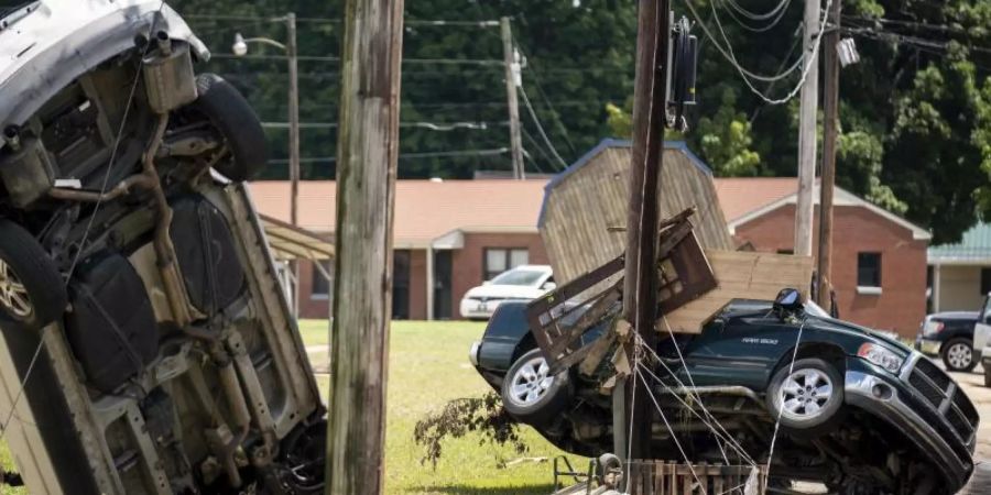 Beschädigte Autos am Strassenrand im Ort Waverly. Nach heftigen Überschwemmungen haben Behörden im US-Bundesstaat Tennessee die Opferzahl nach oben korrigiert. Foto: Andrew Nelles/The Tennessean/AP/dpa