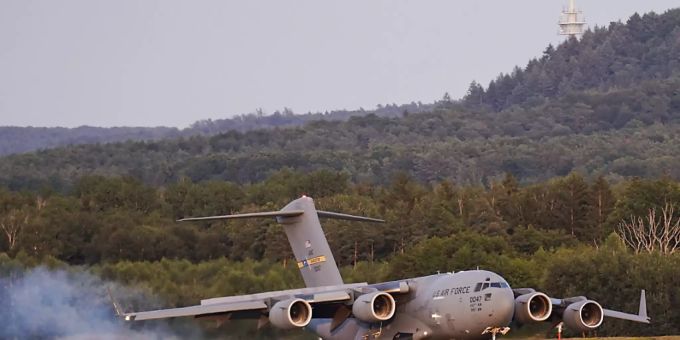 Ein Transportflugzeug mit aus Afghanistan ausgeflogenen Menschen landet auf der Ramstein Air Base im Südwesten Deutschlands. Die USA nutzen nun auch ihren weltweit grössten Luftwaffenstützpunkt ausserhalb der Heimat als Drehkreuz für die Evakuierung von Schutzsuchenden aus Afghanistan. Foto: Uwe Anspach/dpa afghanistan