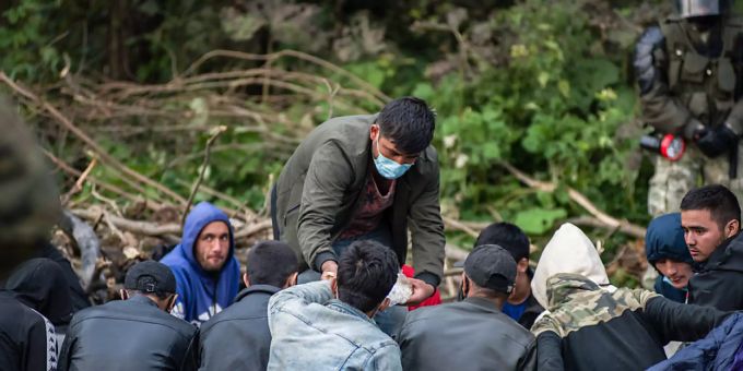 Afghanische Flüchtlinge, die an der polnisch-belarussischen Grenze festsitzen, warten in einem behelfsmässigen Lager. Die Gruppe aus etwa 30 Menschen sitzt seit Tagen an der Ostgrenze Polens fest. Sie wollen nach Angaben des polnischen Grenzschutzes nicht mehr zurück ins Nachbarland Belarus. Foto: Attila Husejnow/SOPA Images via ZUMA Press Wire/dpa Afghanische Flüchtlinge, die an der polnisch-belarussischen Grenze festsitzen, warten in einem behelfsmässigen Lager. Die Gruppe aus etwa 30 Menschen sitzt seit Tagen an der Ostgrenze Polens fest. Sie wollen nach Angaben des polnischen Grenzschutzes nicht mehr zurück ins Nachbarland Belarus. Foto: Attila Husejnow/SOPA Images via ZUMA Press Wire/dpa