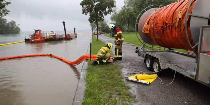 Die Feuerwehr bei der Arbeit.