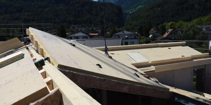 Der Mann wurde schwer verletzt und musste nach der Erstbetreuung durch den Rettungsdienst und die Rega-Crew von der Rega ins Spital geflogen werden.