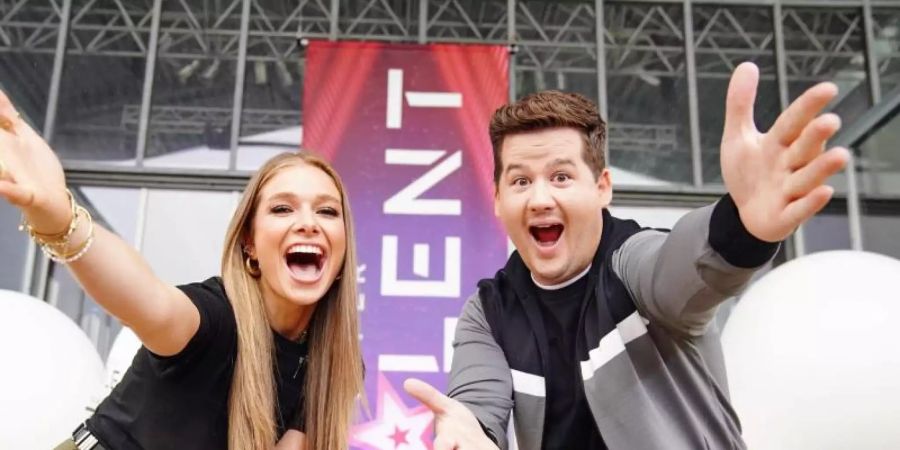 Lola Weippert und Chris Tall sind die Neuen bei der RTL-Show «Das Supertalent». Foto: Stefan Gregorowius/Tvnow/RTL/dpa