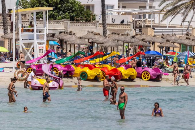 In den Ferien geht das Coronavirus schnell vergessen: Badegäste an einem Strand in Spanien. Coronavirus