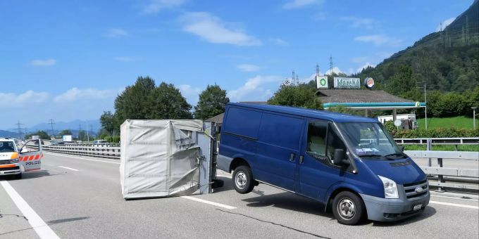 Als Folge des Unfalls und während der Bergungsarbeiten kam es zu Verkehrsbehinderungen.