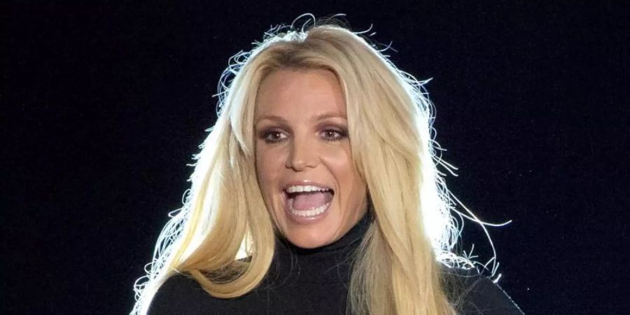 Britney Spears steht auf einer Bühne in Las Vegas. Die US-Sängerin hat ihren Instagram-Account deaktiviert. Foto: Steve Marcus/Las Vegas Sun/dpa