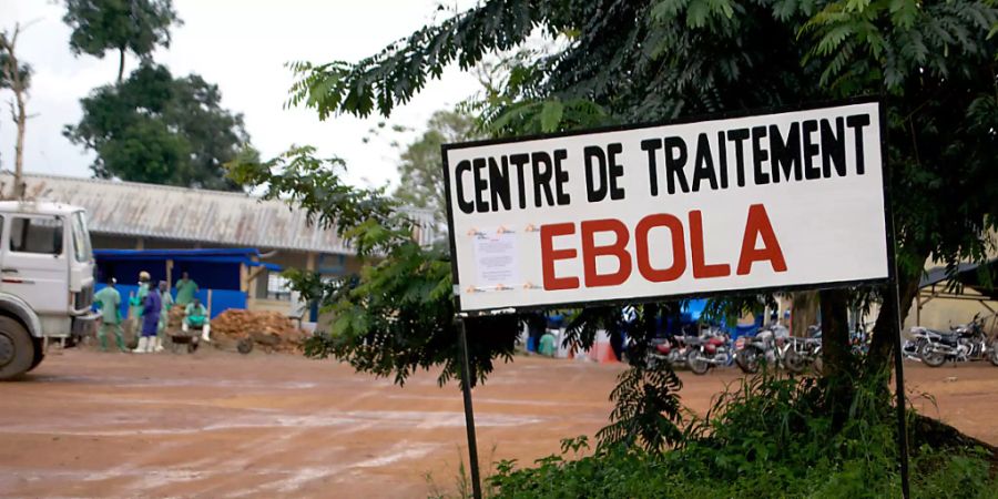 ARCHIV - Ein Wegweiser kündigt den Eingang zur Ebola-Behandlungsstation in Gueckedou, Guinea, an. Im westafrikanischen Staat Elfenbeinküste ist der erste Fall der lebensgefährlichen Ebola-Krankheit seit mehr als einem Vierteljahrhundert registriert worden. Foto: Kristin Palitza/dpa