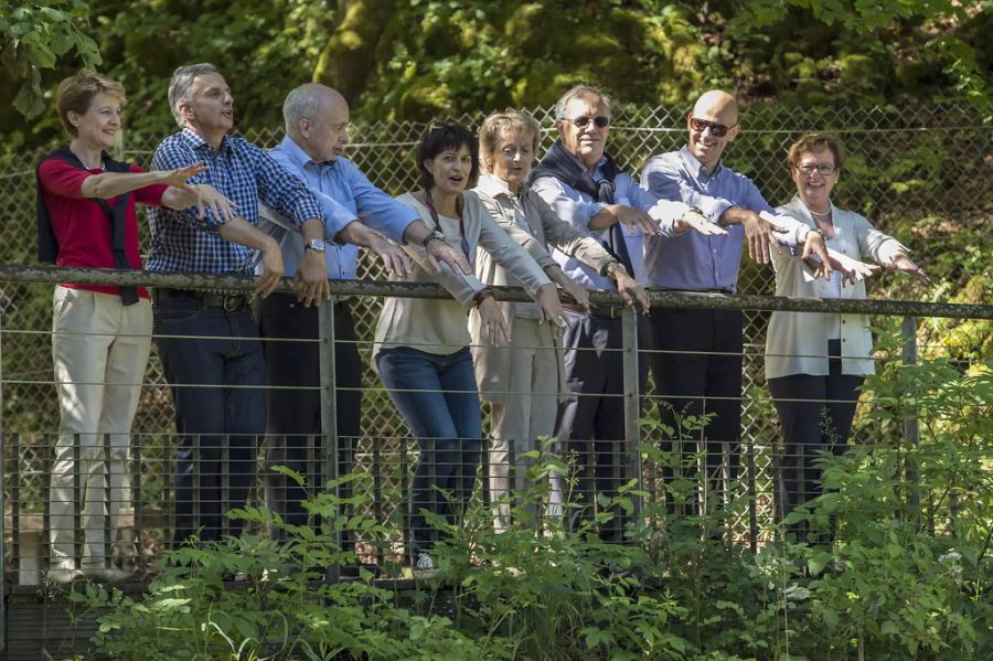 Der Bundesrat feiert sich selbst auf seinem jährlichen Ausflug, der ihn 2014 an die Doubs-Fälle im Kanton Neuenburg führte. Und Uuuuuuu…