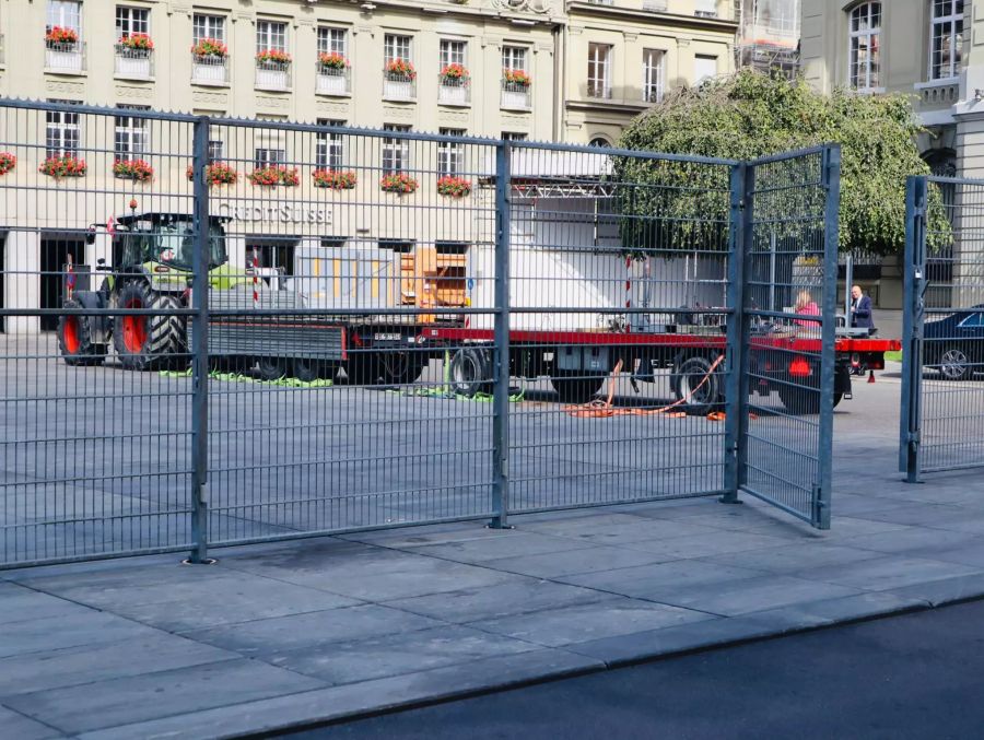 Die Absperrung soll das Bundeshaus vor den Demonstranten schützen.