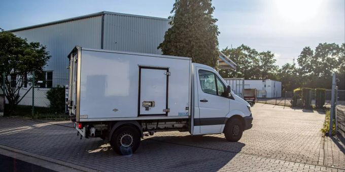 Ein Lieferwagen fährt auf den Hof eines Fleischproduzenten. (Symbolbild) Lieferwagen