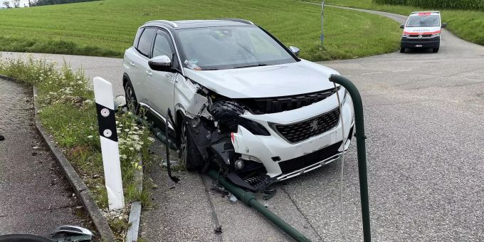 Ein Auto kollidiert mit Beleuchtungskandelaber.
