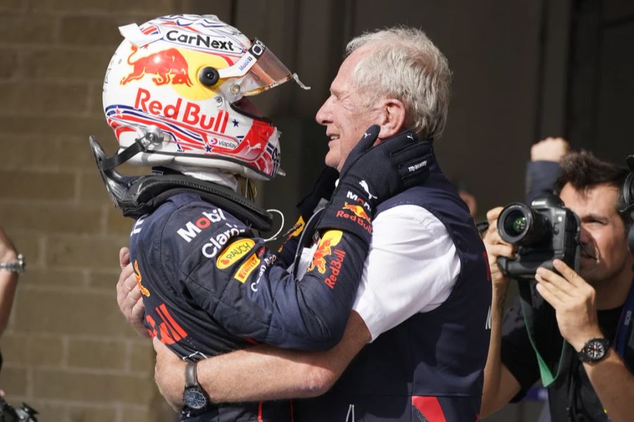 Max Verstappen gewinnt den Grand Prix der USA und feiert hier mit Red-Bull-Berater Helmut Marko.