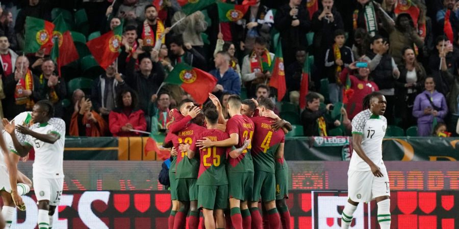 Portugals Spieler (M) feiern nach Bruno Fernandes Treffer zum 1:0 gegen Nigeria.
