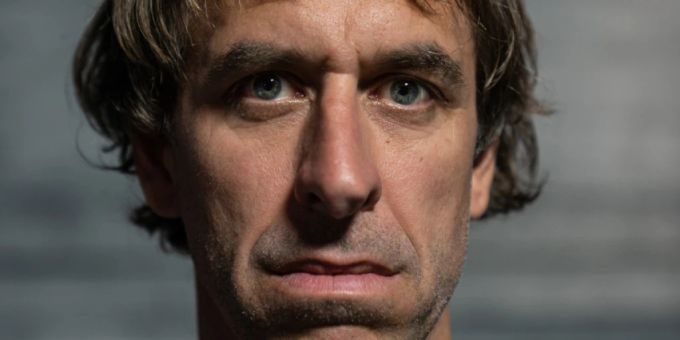 Regisseur Laurent Wyss hat die Geschichte des gewaltbereiten Rentners Peter Hans Kneubühl verfilmt. Dafür erhält er den Berner Filmpreis. Laurent Wyss