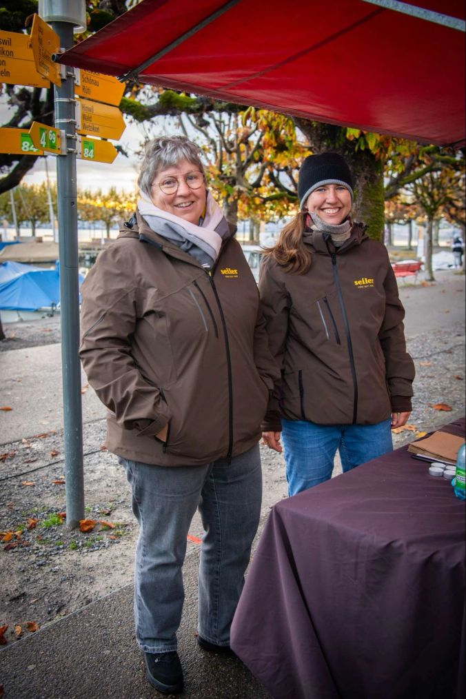Christa und Corinne am Stand der Seiler Käserei aus Giswil.