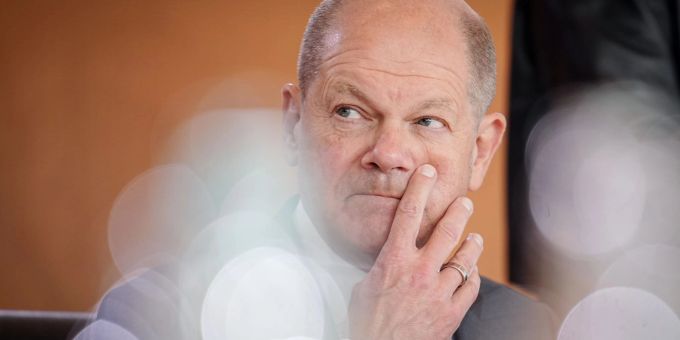 Bundeskanzler Olaf Scholz kündigt vor seiner China-Reise einen Kurswechsel gegenüber Peking an. Bei seinem Besuch will er mit Chinas Präsident Xi Jinping deshalb auch über «schwierige Themen» sprechen. Bundeskanzler Olaf Scholz kündigt vor seiner China-Reise einen Kurswechsel gegenüber Peking an. Bei seinem Besuch will er mit Chinas Präsident Xi Jinping deshalb auch über «schwierige Themen» sprechen.