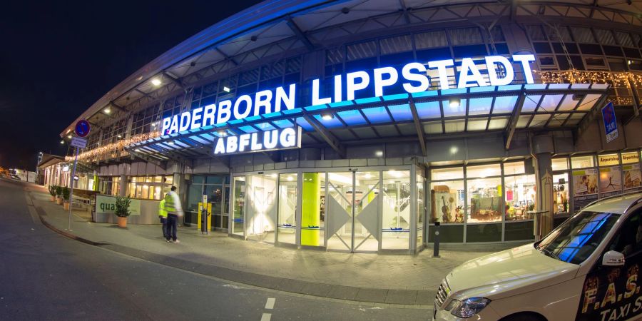 Blick auf den Eingang zur Abflughalle auf dem Flughafen Paderborn-Lippstadt in Büren (Nordrhein-Westfalen).