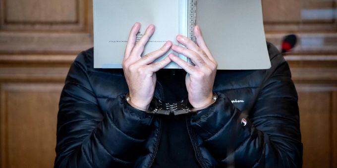 Der 21-jährige Angeklagte sitzt vor Prozessbeginn im Gerichtssaal im Landgericht Bremen.