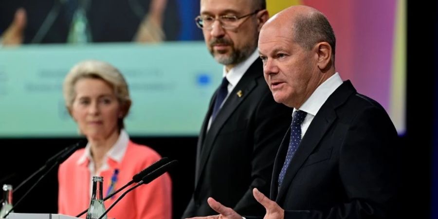 Denys Schmyhal mit Ursula von der Leyen und Olaf Scholz