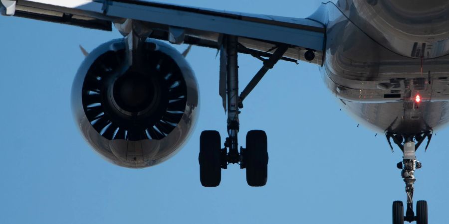 Ein Passagierflugzeug der Lufthansa befindet sich im Landeanflug auf den Flughafen Frankfurt.