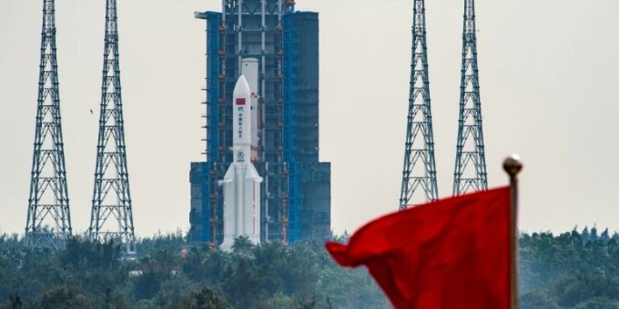 Rakete vom Typ Langer Marsch 5B auf Weltraumbahnhof Wenchang auf dem Weg zur Raumstation Tiangong Raumstation