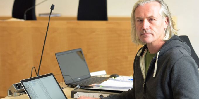 Michael Herrmann, der Bruder des Entführungsopfers Ursula Herrmann, sitzt in einem Sitzungssaal des Landgerichts Augsburg. Michael Herrmann, der Bruder des Entführungsopfers Ursula Herrmann, sitzt in einem Sitzungssaal des Landgerichts Augsburg.