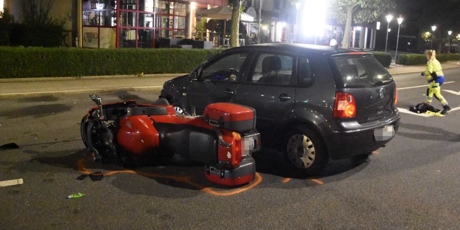 Au: Kollision zwischen Auto und Motorrad