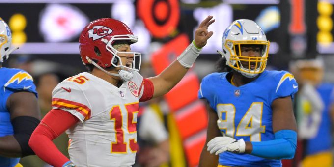 Chiefs-Quarterback Patrick Mahomes (l) jubelt, nachdem er ein First Down erlaufen hat. Patrick Mahomes NFL