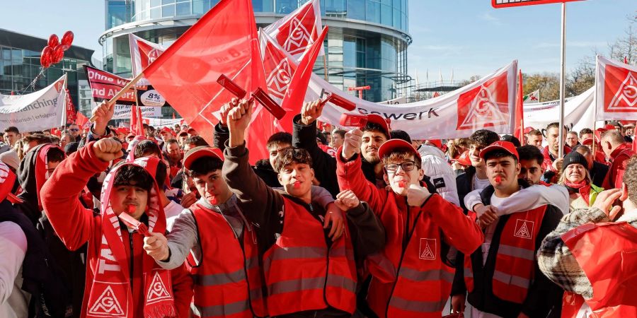 Tausende Teilnehmer nehmen in Ingolstadt an einer Warnstreik-Kundgebung der IG Metall teil.