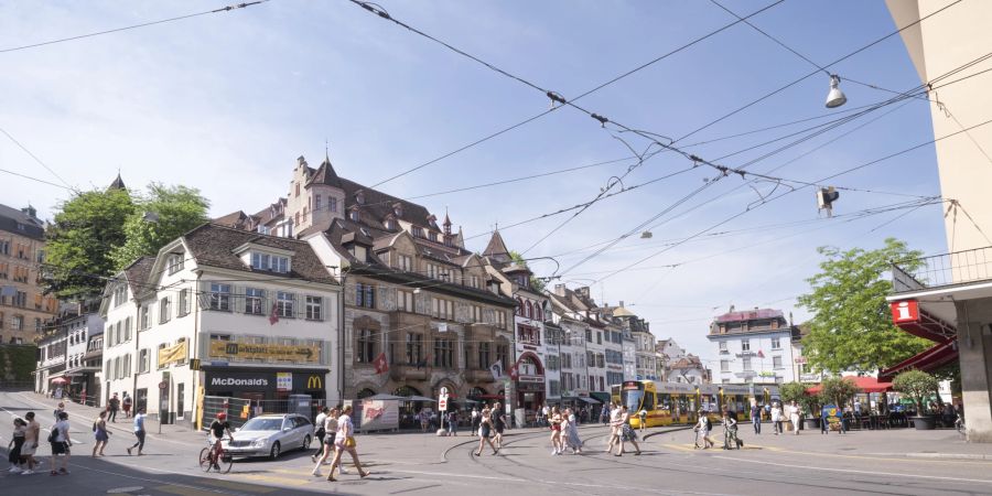 Der Barfüsserplatz in Basel mit der alteingesessenen Bierhalle «zum braunen Mutz», das 1914 anstelle einer Weinstube erbaut wurde. Als Inspiration dürfte das Münchner Hofbräuhaus gedient haben.