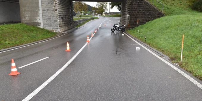 Elgg ZH - Motorradlenker bei Kollision mit Mauer schwer verletzt