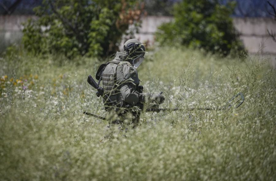 Zudem baut sich Prigoschin eine Parallelarmee mit Rekruten aus russischen Gefängnissen auf. Abgebildet: Ein russischer Soldat in der ukrainischen Stadt Mariupol.