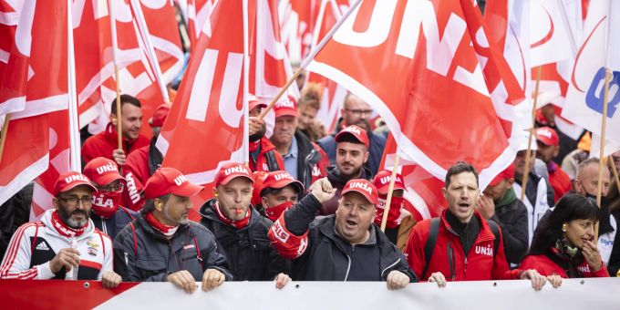Bauarbeiter protestieren gegen die Verschlechterung der Arbeitsbedingungen während eines Demonstrationszugs zum Hauptsitz des Baumeisterverbands, am Freitag, 11. November 2022 in Zürich. streik bauarbeiter zürich