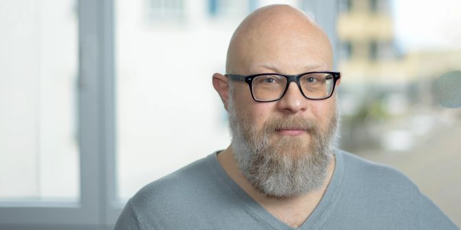 Mann Porträtfoto Brille schwarz
