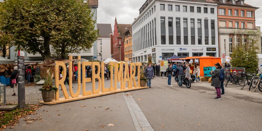 Der alljährige Rüeblimärt in der Aarauer Altstadt.