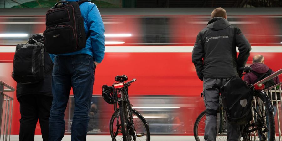Eine S-Bahn der Deutschen Bahn fährt durch den Dresdner Hauptbahnhof.