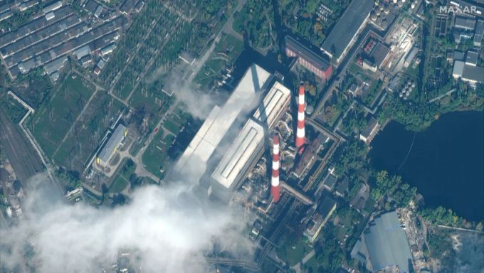 Rauch steigt aus einem im Ukraine-Krieg getroffenen Kraftwerk in der Nähe von Kiew auf. Ukraine Krieg