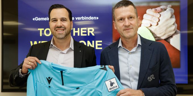 Beat Riniker (CEO Dextra Rechtsschutz AG) und Robert Breiter (Generalsekretär SFV) präsentieren das neue Schiedsrichter-Shirt. SVF Dextra Rechtsschutz AG