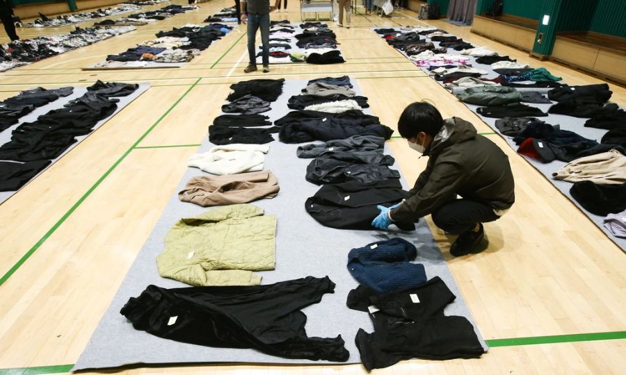 Auch viele Kleidungsstücke wurden in der Halle aufgebahrt.