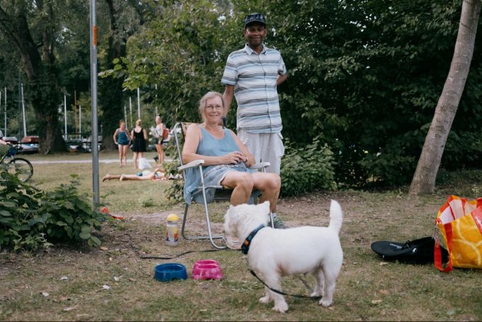 Ein gemütlicher Grillabend mit Hund.