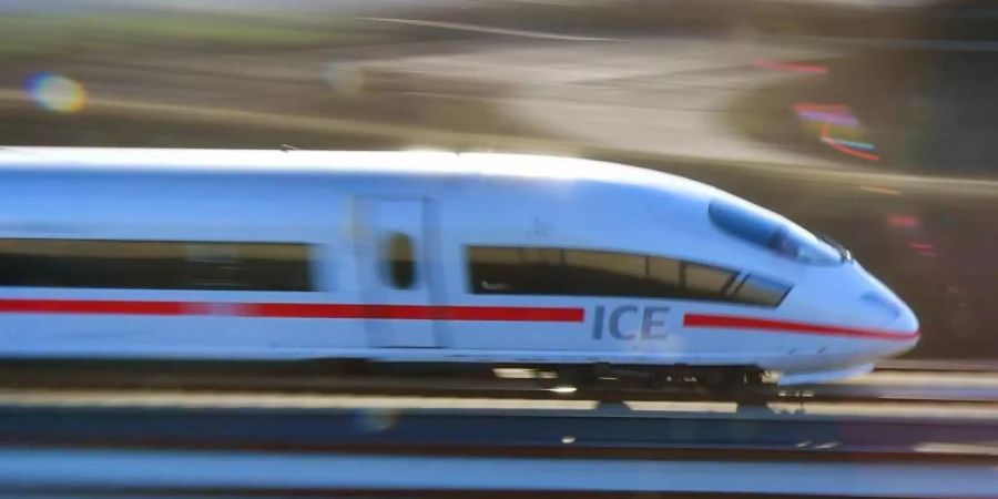 Ein Fahrkartenkontrolleur der Deutschen Bahn ist in einem ICE zwischen München und Augsburg bei einem Messerangriff schwer verletzt worden. Foto: Martin Schutt/dpa/Symbolbild